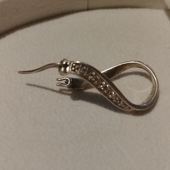 New Chamilia Silver Infinity Earrings With CZ - Picture 9 of 10